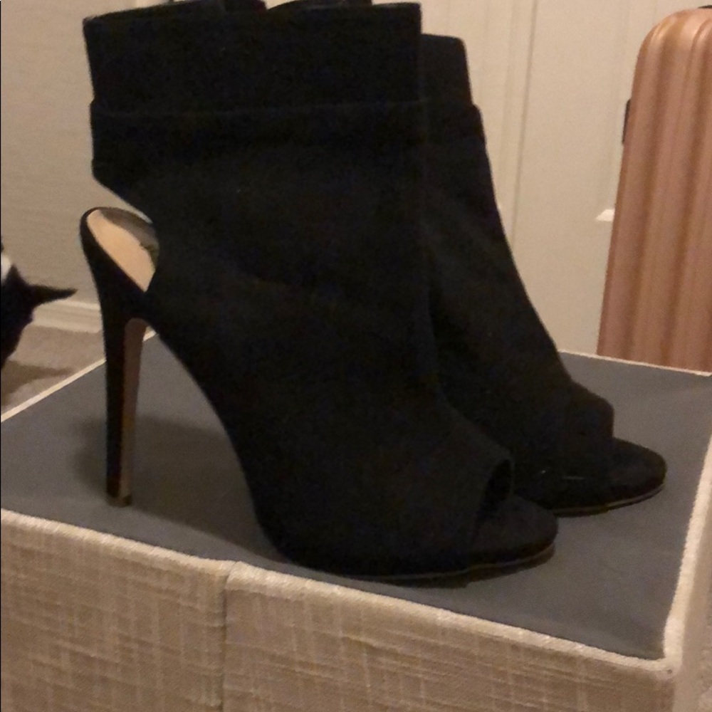 Black heel booties